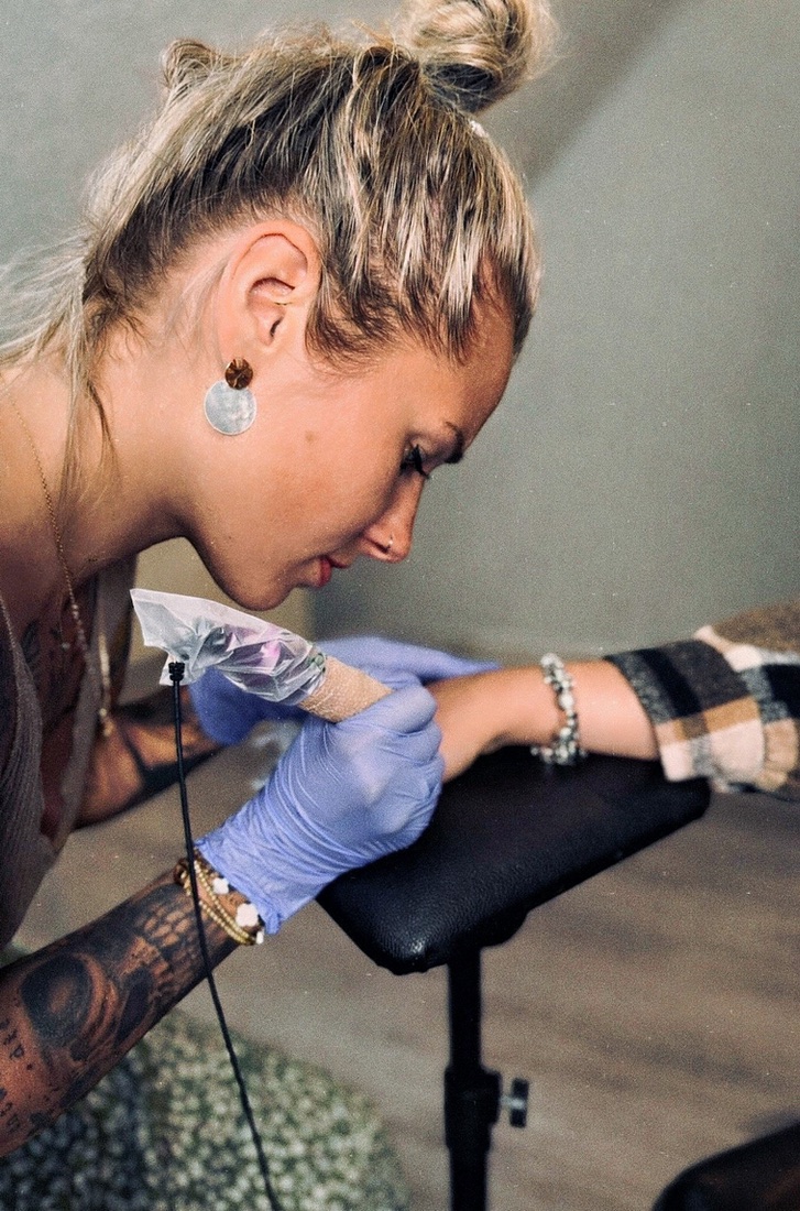 Noémi Cheropoulos tattooing at the studio